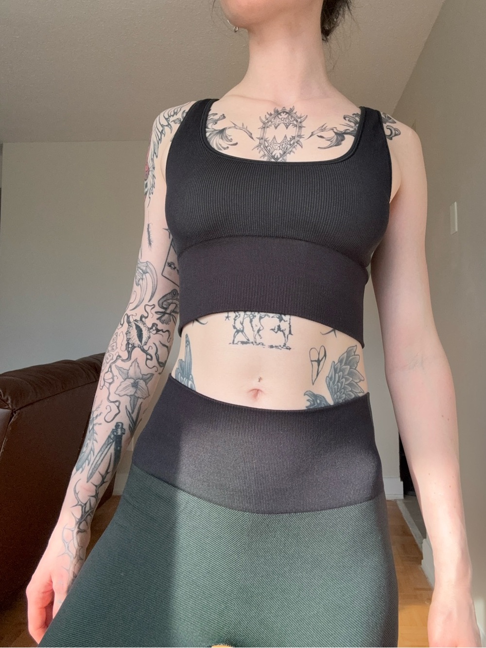 Outdoor Voices Black and Green Gradient Seamless Workout Set - Picture 8 of 9